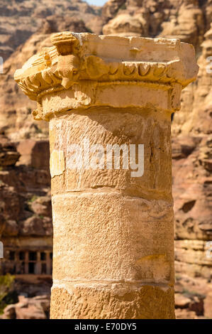 Petra ist Jordaniens meistbesuchte Touristenattraktion. Ruinen des großen Tempels. Stockfoto