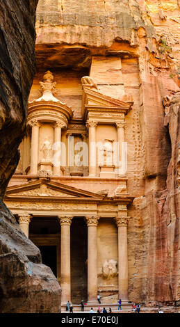 Petra ist Jordaniens meistbesuchte Touristenattraktion. Al Khazneh, The Treasury ist das berühmteste Bauwerk. Stockfoto