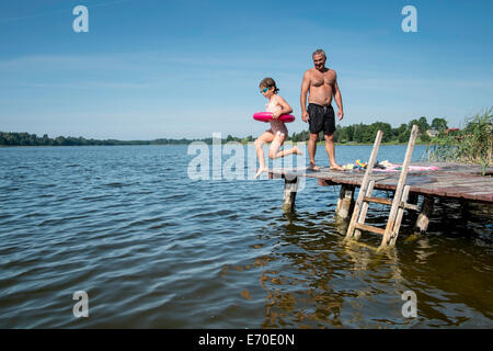 Familie genießen ein erfrischendes Bad im See Gieret, Giby, Suwalskie Region, Polen Stockfoto