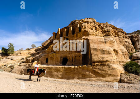 Petra ist Jordaniens meistbesuchte Touristenattraktion. Ruinen in unmittelbarer Nähe des Siq. Stockfoto