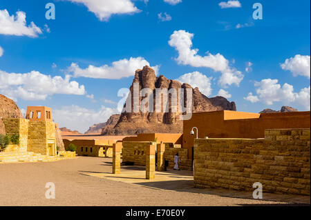 Jordanien. Wadi Rum ist auch bekannt als das Tal des Mondes. Blick vom Besucherzentrum He. Dieser Berg wird die sieben Säulen der Weisheit bezeichnet. Stockfoto