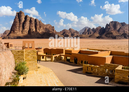 Jordanien. Wadi Rum ist auch bekannt als das Tal des Mondes. Blick vom Besucherzentrum He. Dieser Berg wird die sieben Säulen der Weisheit bezeichnet. Stockfoto