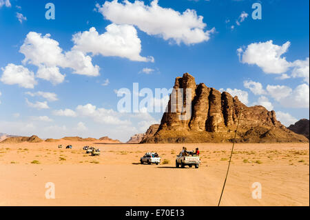 Jordanien. Wadi Rum ist auch bekannt als das Tal des Mondes. Dieser Berg wird die sieben Säulen der Weisheit bezeichnet. Stockfoto