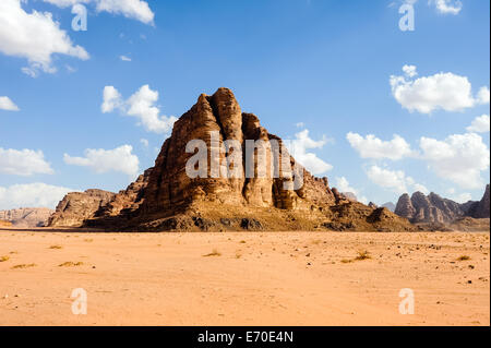 Jordanien. Wadi Rum ist auch bekannt als das Tal des Mondes. Dieser Berg wird die sieben Säulen der Weisheit bezeichnet. Stockfoto