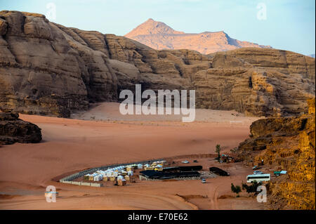 Jordanien. Wadi Rum ist auch bekannt als das Tal des Mondes. Beduinen-Camp waren, verbrachten wir den Abend nach Einbruch der Dunkelheit. Stockfoto