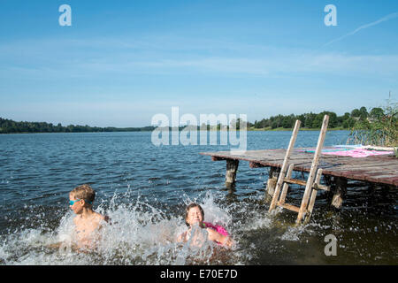 Familie genießen Sommer am See, Giby, Polen Stockfoto