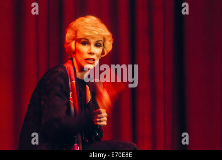 Joan Rivers, ca. 1975, Durchführung live Stand-up Comedy in Lancaster, PA. Host Farm Hotel Kabarett. Stockfoto