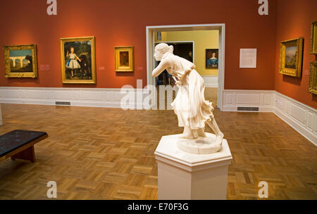 Eine Ausstellung von Ölbildern, Kunst und Skulptur in eine Galerie im Portland Art Museum, Portland, Oregon Stockfoto