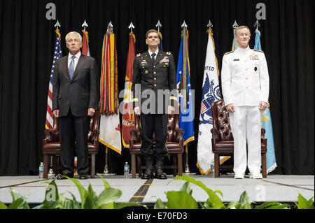 US-Verteidigungsminister Chuck Hagel steht mit Armee-General Joseph L. Votel III, Zentrum und pensionierte Admiral William H. McRaven während Votel Förderung-Zeremonie, das Special Operations Command Kopf 28. August 2014 in Tampa, Florida. Stockfoto