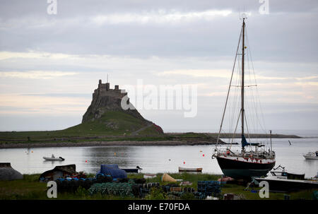 Holy Island: Lindisfarne Schloß & Hafen Stockfoto