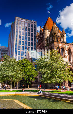 Pool von Wasser und die Trinity Church, am Copley Square in Boston, Massachusetts. Stockfoto