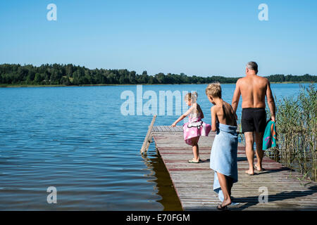 Familie genießen ein erfrischendes Bad, Gieret See Giby, Polen Stockfoto