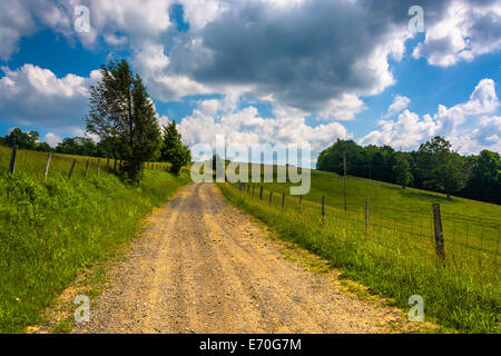 Bauernhof-Feldern auf einem Schotterweg im ländlichen Potomac Hochland von West Virginia. Stockfoto