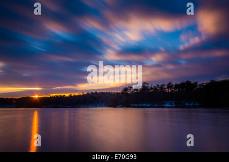 Langzeitbelichtung Prettyboy Reservoir bei Sonnenuntergang in Baltimore County, Maryland. Stockfoto