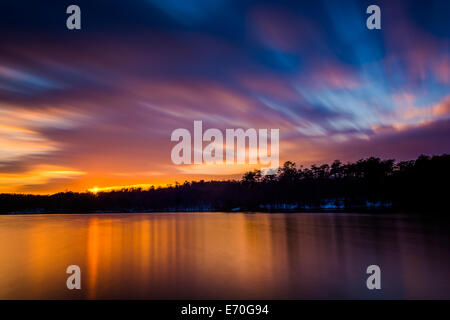 Langzeitbelichtung Prettyboy Reservoir bei Sonnenuntergang in Baltimore County, Maryland. Stockfoto