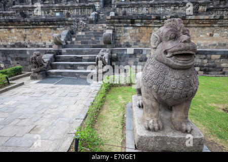 Borobudur, Java, Indonesien.  Löwenstatue bewacht Eingang zum Tempel. Stockfoto