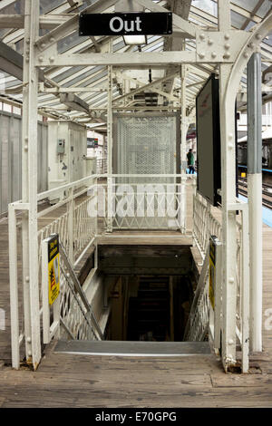 Die Ausfahrt auf einer hölzernen Plattform eines städtischen u-Bahn-Systems Stockfoto