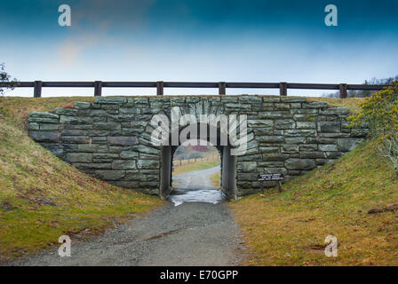 Ein kleiner Tunnel ermöglicht es, Wanderer und Reiter unter den Blue Ridge Parkway zu überqueren Stockfoto