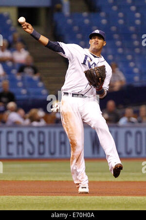 2. September 2014 - Tampa, Florida, USA - JAMES BORCHUCK | Times.Yunel Escobar haben nicht den Wurf erste rechtzeitig auf ein Kevin Pillar Grounder im vierten während der Tampa Bay Rays-Spiel gegen die Toronto Blue Jays im Tropicana Field Dienstag, 2. September 2014 vorgenommen. (Kredit-Bild: © James Borchuck/Tampa Bay Times / ZUMA Wire) Stockfoto