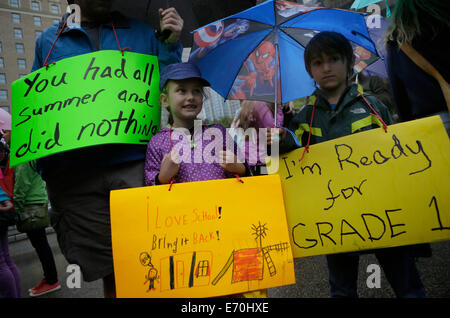 Vancouver, Kanada. 2. Sep, 2014. Grundschüler beteiligen sich an einer Protestaktion mit Banner gegen die Bildung Streit zwischen dem Lehrer und Regierung außerhalb Vancouver Art Gallery in Vancouver, Kanada, 2. September 2014. Über 100 Studenten in Vancouver protestierte die Lehrer Streit außerhalb der Vancouver Art Gallery. Während der Lehrerstreik am ersten Tag des Schuljahres weitergeht, gibt es keinen Hinweis, wenn die BC-Lehrer Verband und der Provinz zurück an den Verhandlungstisch erhalten. Bildnachweis: Xinhua/Alamy Live-Nachrichten Stockfoto