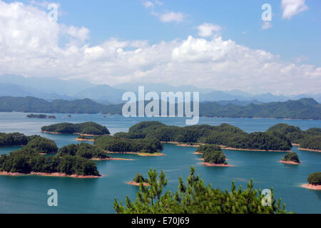 28. Juli 2012 - HANGZHOU, CHINA - 7. April: Die faszinierende Landschaft der Qiandao See am 7. April 2013 in Hangzhou, Zhejiang Provinz, China. Qiandao See, gelegen in der Grafschaft Chun'an, westlich von Hangzhou, Zhejiang Provinz ist eines der erstklassigen nationalen Szenerien und derzeit der größte National Forest Park. Der See umfasst fünf hundert und siebzig Quadratkilometer einschließlich mehr als eintausend Inseln unterschiedlicher Größe. Neben den umliegenden grünen Hügeln und die große Menge von Tieren und Pflanzen ist es auch berühmt für sein Wasser. Die durchschnittliche Tiefe des Wassers hier ist mehr als ein h Stockfoto