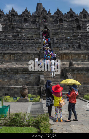 Borobudur, Java, Indonesien.  Touristen, die aufsteigende Tempel Schritte, Ostwand. Stockfoto