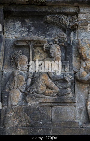 Borobudur, Java, Indonesien.  Basrelief Stone Carving Darstellung weiser Mann bringen Geschenke an seine Herrscher. Stockfoto