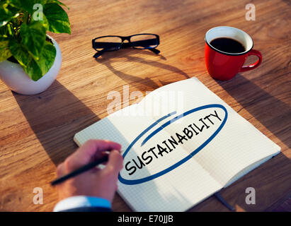 Mann mit Notizblock und Nachhaltigkeitskonzept Stockfoto