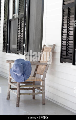 alte Stühle auf der Veranda Stockfoto