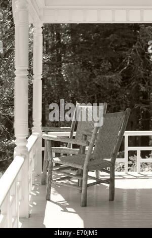 alte Stühle auf der Veranda Stockfoto