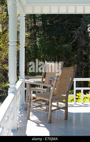 alte Stühle auf der Veranda Stockfoto