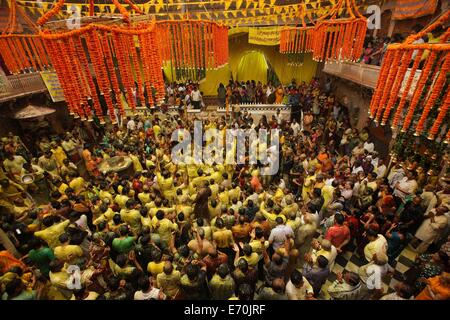 Vrindavan, Uttar Pradesh, Indien. 2. Sep, 2014. Hindu-Anhänger feiern die Radha Ashtami in einem Tempel in Vrindavan, Uttar Pradesh in Indien, 2. September 2014. Radha Ashtami in der hinduistischen Mythologie gilt der Tag als Radha, Soulmate von Lord Krishna geboren wurde. Bildnachweis: Zheng Huansong/Xinhua/Alamy Live-Nachrichten Stockfoto