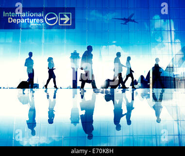 Silhouetten von Geschäftsleuten, die zu Fuß in einem Flughafen Stockfoto