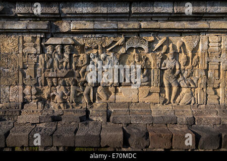 Borobudur, Java, Indonesien.  Basrelief Stone Carving, Nordwand.  Szenen aus Buddhas Leben zeigen ihn Suche nach Erleuchtung Stockfoto