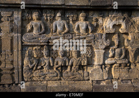 Borobudur, Java, Indonesien.  Basrelief Stone Carving, Nordwand.  Szenen aus Buddhas Leben zeigen ihn Suche nach Erleuchtung Stockfoto