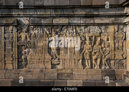 Borobudur, Java, Indonesien.  Steinbildhauen mit Szenen aus Buddhas Leben, Nordwand. Stockfoto