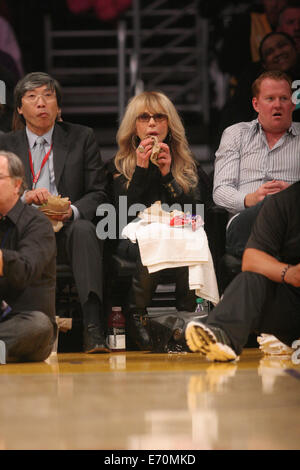 Freitag, 28. Februar 2014; Promis, bei der Lakers-Spiel. Die Los Angeles Lakers unterlag dem Endstand von 126-122 im Staples Center in der Innenstadt von Los Angeles, CA den Sacramento Kings.  Mitwirkende: Dyan Cannon wo: Los Angeles, California, Vereinigte Staat Stockfoto