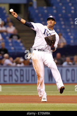 Tampa, Florida, USA. 2. Sep, 2014. Yunel Escobar haben nicht den Wurf erste rechtzeitig auf ein Kevin Pillar Grounder im vierten während der Tampa Bay Rays-Spiel gegen die Toronto Blue Jays im Tropicana Field Dienstag, 2. September 2014 vorgenommen. Bildnachweis: James Borchuck/Tampa Bay Times / ZUMA Draht/Alamy Live News Stockfoto