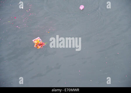 Ahmedabad, Gujarat, Indien. 2. Sep, 2014. Idol von Lord Ganesha in Fluss Sabarmati während der Ganesh Chaturthi Festival in Ahmedabad, Gujarat in Indien. Bildnachweis: Nisarg Lakhmani/Alamy Live-Nachrichten Stockfoto