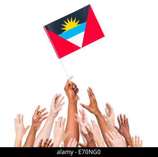 Multi-ethnischen Arme für die Flagge von Antigua und Barbuda Stockfoto