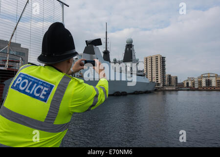 Cardiff, UK. 2. Sep, 2014. Polizist mit dem Fotografieren von HMS Duncan, die angedockt hat in Queen Alexandra Dock in Cardiff Bay. Der Polizei sind Teil eines massiven Sicherheit für den NATO-Gipfel in Celtic Manor, Newport. Dies ist der erste NATO-Gipfel im Vereinigten Königreich seit 1990. Staats-und Regierungschefs aus rund 60 Ländern der Welt werden erwartet. Bildnachweis: Owain Thomas/Alamy Live-Nachrichten Stockfoto