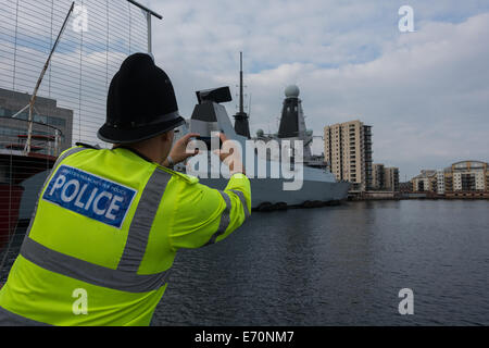 Cardiff, UK. 2. Sep, 2014. Polizist mit dem Fotografieren von HMS Duncan, die angedockt hat in Queen Alexandra Dock in Cardiff Bay. Der Polizei sind Teil eines massiven Sicherheit für den NATO-Gipfel in Celtic Manor, Newport. Dies ist der erste NATO-Gipfel im Vereinigten Königreich seit 1990. Staats-und Regierungschefs aus rund 60 Ländern der Welt werden erwartet. Bildnachweis: Owain Thomas/Alamy Live-Nachrichten Stockfoto