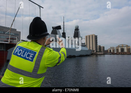 Cardiff, UK. 2. Sep, 2014. Polizist mit dem Fotografieren von HMS Duncan, die angedockt hat in Queen Alexandra Dock in Cardiff Bay. Der Polizei sind Teil eines massiven Sicherheit für den NATO-Gipfel in Celtic Manor, Newport. Dies ist der erste NATO-Gipfel im Vereinigten Königreich seit 1990. Staats-und Regierungschefs aus rund 60 Ländern der Welt werden erwartet. Bildnachweis: Owain Thomas/Alamy Live-Nachrichten Stockfoto