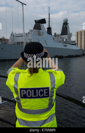 Cardiff, UK. 2. Sep, 2014. Polizist mit dem Fotografieren von HMS Duncan, die angedockt hat in Queen Alexandra Dock in Cardiff Bay. Der Polizei sind Teil eines massiven Sicherheit für den NATO-Gipfel in Celtic Manor, Newport. Dies ist der erste NATO-Gipfel im Vereinigten Königreich seit 1990. Staats-und Regierungschefs aus rund 60 Ländern der Welt werden erwartet. Bildnachweis: Owain Thomas/Alamy Live-Nachrichten Stockfoto