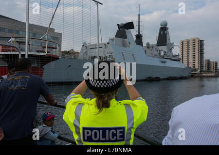 Cardiff, UK. 2. Sep, 2014. Polizist mit dem Fotografieren von HMS Duncan, die angedockt hat in Queen Alexandra Dock in Cardiff Bay. Der Polizei sind Teil eines massiven Sicherheit für den NATO-Gipfel in Celtic Manor, Newport. Dies ist der erste NATO-Gipfel im Vereinigten Königreich seit 1990. Staats-und Regierungschefs aus rund 60 Ländern der Welt werden erwartet. Bildnachweis: Owain Thomas/Alamy Live-Nachrichten Stockfoto