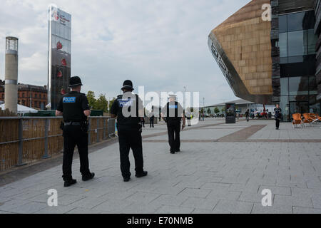 Cardiff, UK. 2. Sep, 2014. Polizisten zu Fuß rund um Wales Millennium Centre vor dem NATO-Gipfel am 4. und 5. September.  Der Polizei sind Teil eines massiven Sicherheit für den NATO-Gipfel in Celtic Manor, Newport. Dies ist der erste NATO-Gipfel im Vereinigten Königreich seit 1990. Staats-und Regierungschefs aus rund 60 Ländern der Welt werden erwartet. Bildnachweis: Owain Thomas/Alamy Live-Nachrichten Stockfoto