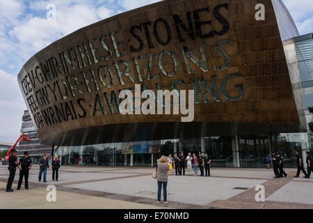 Cardiff, UK. 2. Sep, 2014. Polizisten posieren für ein Foto außerhalb Wales Millennium Centre.  Der Polizei sind Teil eines massiven Sicherheit für den NATO-Gipfel in Celtic Manor, Newport. Dies ist der erste NATO-Gipfel im Vereinigten Königreich seit 1990. Staats-und Regierungschefs aus rund 60 Ländern der Welt werden erwartet. Bildnachweis: Owain Thomas/Alamy Live-Nachrichten Stockfoto