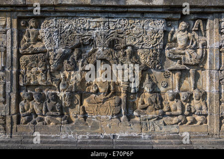 Borobudur, Java, Indonesien.  Unten Sie Buddha, rechts, als junger Mann sucht Erleuchtung, während seines Lehrers in der Mitte sitzt Stockfoto