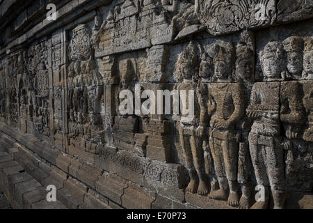 Borobudur, Java, Indonesien.  Szenen aus Buddhas Leben als er sucht Erleuchtung. Stockfoto