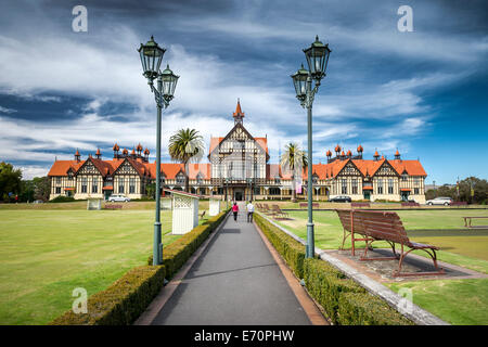 Badehaus in Government Gardens, Rotorua Museum für Kunst und Geschichte, Laternen in Front, Rotorua, Nordinsel, Neuseeland Stockfoto